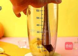 金菠萝爆柠茶的做法图解2