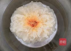 雪梨百合莲子银耳羹的做法图解2