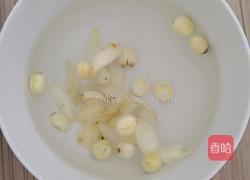 雪梨百合莲子银耳羹的做法图解3