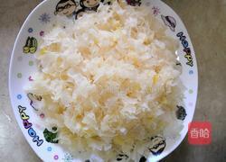 雪梨百合莲子银耳羹的做法图解4