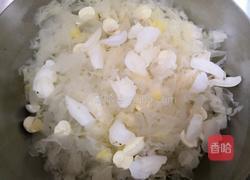 雪梨百合莲子银耳羹的做法图解7