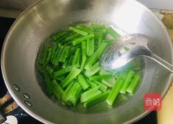 芹菜炒腊肉的做法图解3