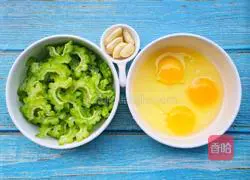 Illustration of how to make bitter melon and scrambled eggs, a must-have in summer to clear away heat and relieve heat 1