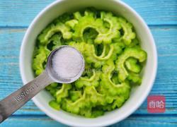 夏日必备清热解暑的苦瓜炒蛋的做法图解2