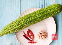 凉拌苦瓜的做法图解1