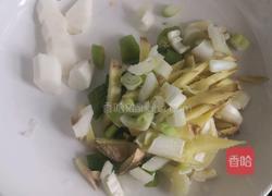 蘑菇土豆炖排骨的做法图解1