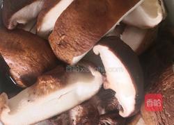 蘑菇土豆炖排骨的做法图解2