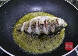 酸菜鲫鱼汤的做法图解3