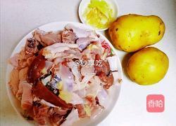 鸡肉焖土豆的做法图解1