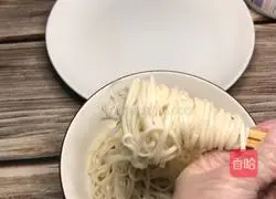 Illustration of how to make cold shredded chicken noodles 17