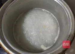 Illustration of how to make preserved egg and lean meat porridge 5