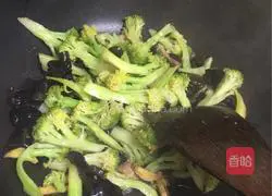 Illustration of how to make stir-fried shredded pork with broccoli 9