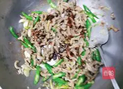 Illustration of how to stir-fry hot pepper chicken intestines 7