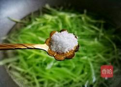 清爽可口的清炒莴笋丝的做法图解3