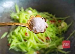 清爽可口的清炒莴笋丝的做法图解7