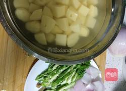 土豆烧鸡爪的做法图解1