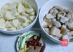 红烧肉土豆的做法图解1