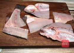 黄油煎鲈鱼的做法图解1