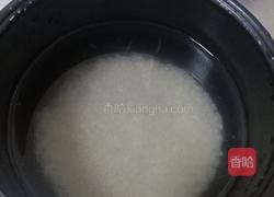 QQ火腿肠粥的做法图解1