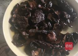 香菇炖鸡汤的做法图解2