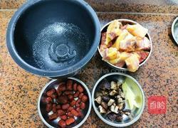 香菇红枣炖鸡汤的做法图解1