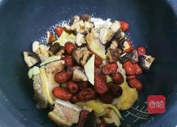 香菇红枣炖鸡汤的做法图解2