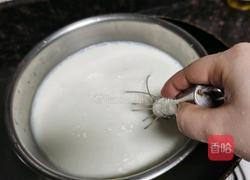 牛奶鸡蛋布丁的做法图解2