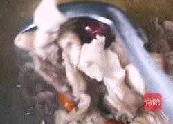 红枣莲子炖鸡汤的做法图解7