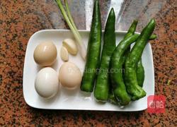 青椒炒鸡蛋的做法图解1