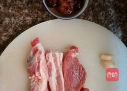 香菇炖猪肉的做法图解1
