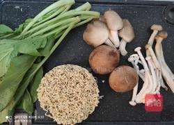 菌菇素菜鸡汤面的做法图解1