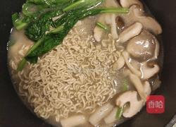 菌菇素菜鸡汤面的做法图解5