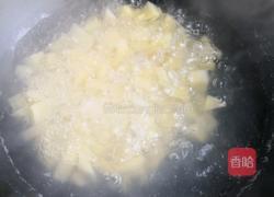 孜然土豆火腿肠的做法图解1