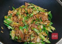 Illustration of how to make stir-fried pork with okra and mushrooms 9