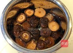 花胶香菇焖鸡的做法图解1