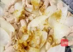 Illustration of how to stir-fry onion and tenderloin with cumin 10