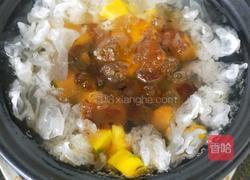 牛奶炖桃胶的做法图解2