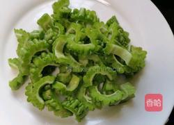 苦瓜炒虾仁的做法图解3