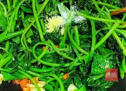 Illustration of how to stir-fry sweet potato sprouts in lard 4