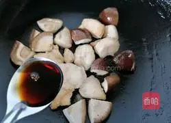 Illustration of how to make claypot rice with mushrooms and chicken 7