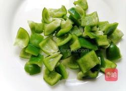 青椒炒香肠的做法图解2