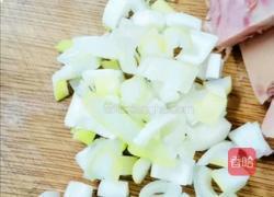 尖椒炒鸡蛋午餐肉的做法图解1