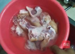 菜鸟炖猪蹄的做法图解1