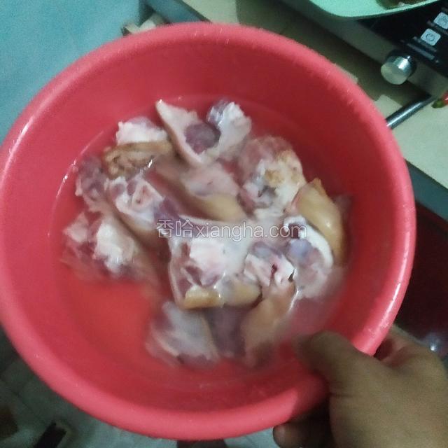 买半只大约一斤多的猪蹄，切好的那一种。洗干净。