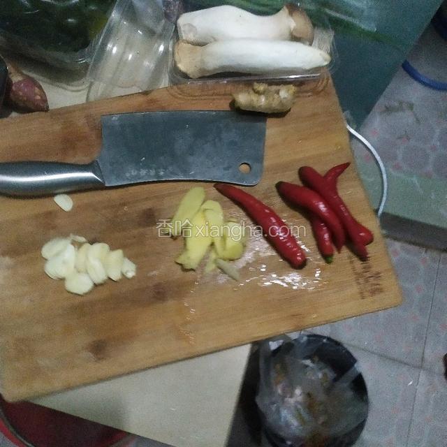 准备辣椒，大蒜，姜，切好
