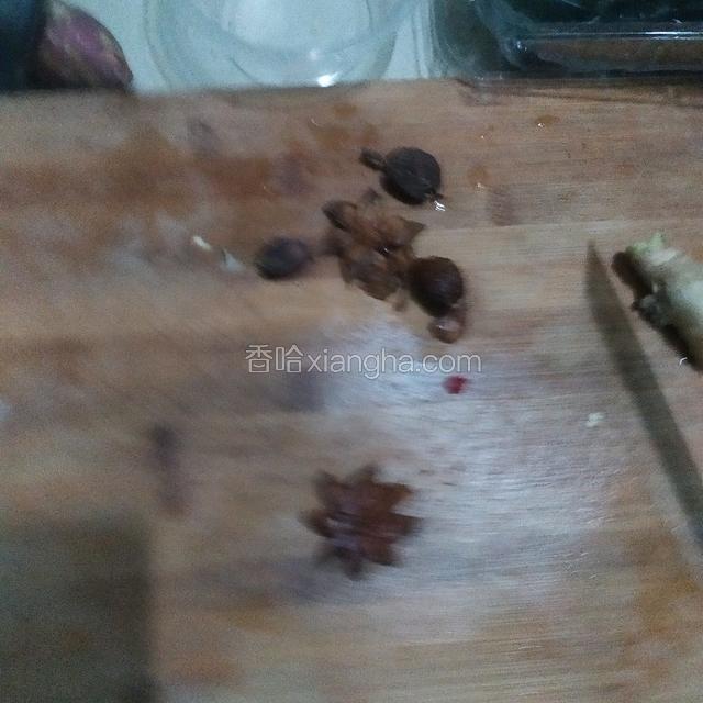 准备八角和草果用菜刀拍扁。