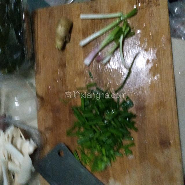 准备三根葱洗干净，白的切一大段，剩下葱叶切颗粒。