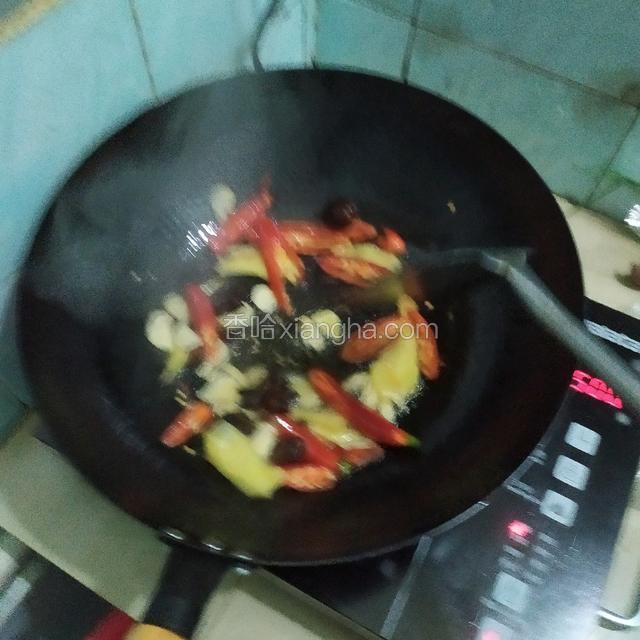 起锅烧热，然后放油，油不要放太多。等油热到7成热的时候先放八角和草果再放切好的辣椒，姜，大蒜，炒出香味。