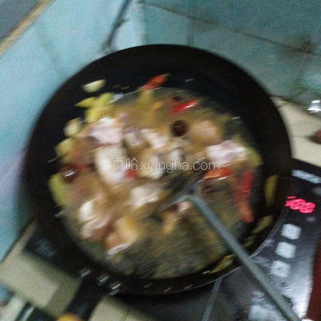 等到将大蒜辣椒炒出香味以后，再放入猪蹄，再炒个两分钟左右，让猪蹄稍微发出味来。再放入适量的水。