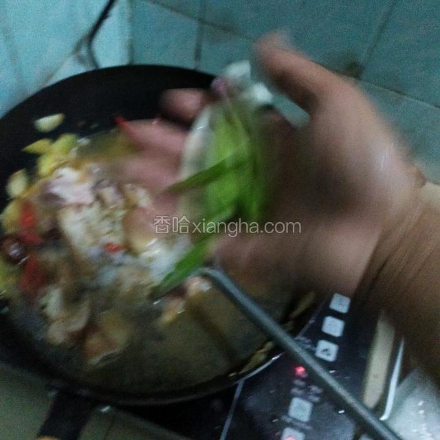 水烧开以后，把葱白放进去